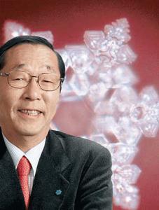 Masaru Emoto e gli esperimenti sulla memoria d’acqua – Ecco le foto dei cristalli